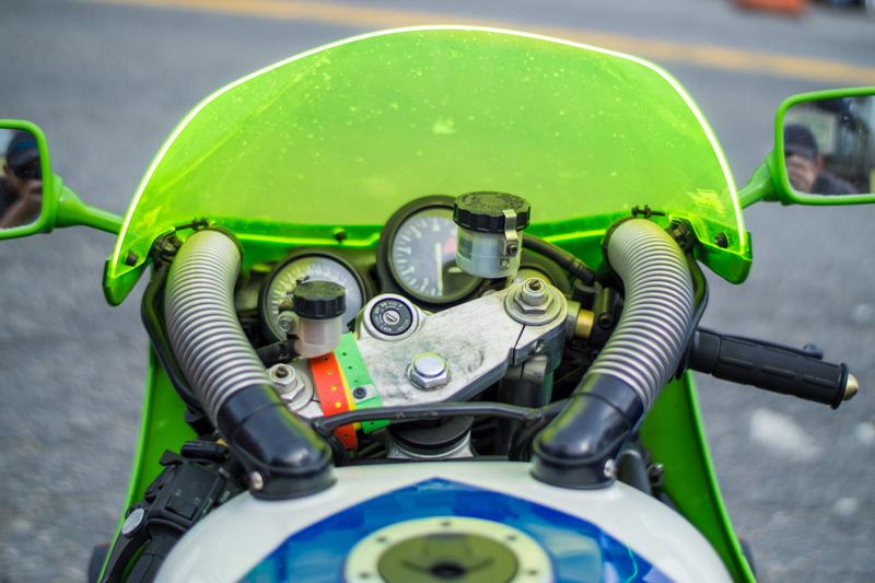 Early ‘90s Kawasaki ZX-7. I’m realizing these early sport bikes are looking more and more appealing to me